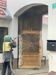 Holztor beim Sandstrahlen