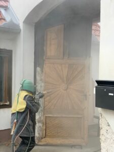 Holztor am fertig werden mit dem Sandstrahlen