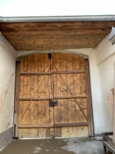 Holztor innen sandgestrahlt