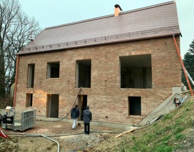 Ziegelhaus vor dem Sandstrahlen